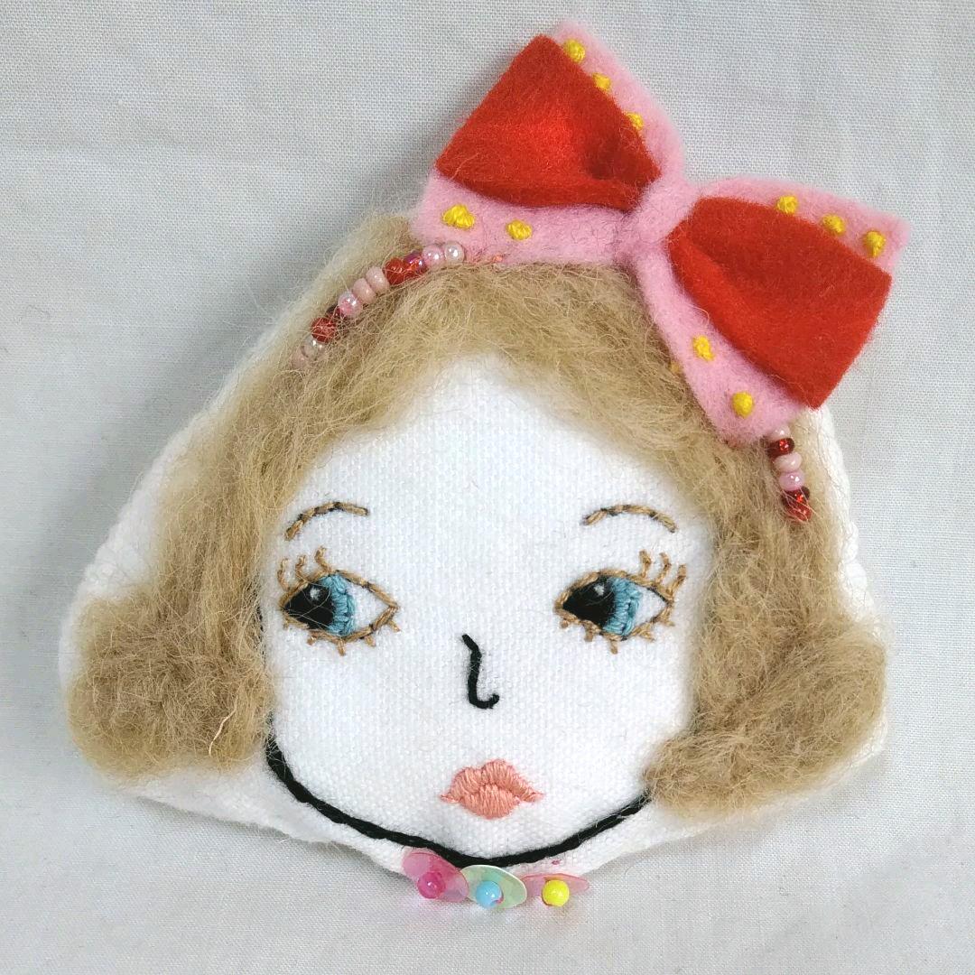 ハンドメイドお人形の顔ブローチ キャシー | Doll DRESSING