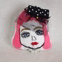 ハンドメイドお人形の顔ブローチ キャシー | Doll DRESSING