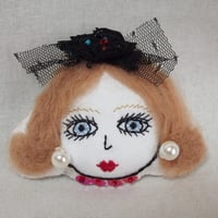 ハンドメイドお人形の顔ブローチ セシル◇フランス刺繍 | Doll DRESSING