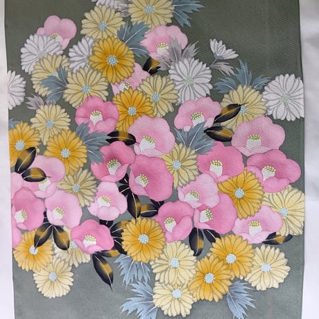 【正絹　洗い済】緑地に椿や菊など花々の生地B　約36×56ｃｍ　はぎれ　和布　古布
