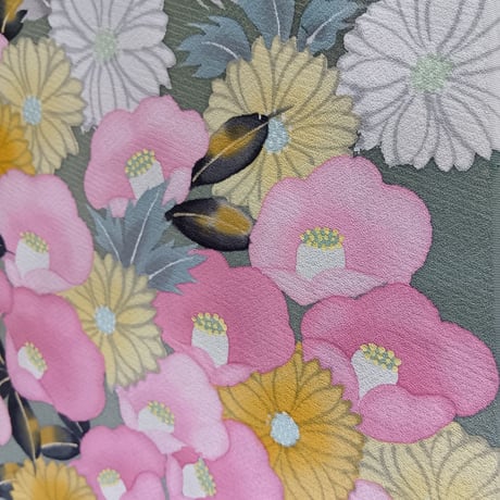 【正絹　洗い済】緑地に椿や菊など花々の生地B　約36×56ｃｍ　はぎれ　和布　古布