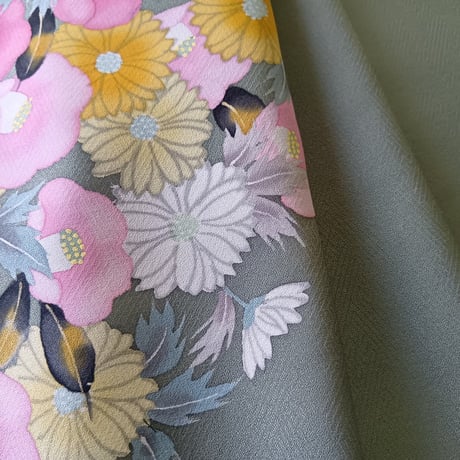 【正絹　洗い済】緑地に椿や菊など花々の生地B　約36×56ｃｍ　はぎれ　和布　古布