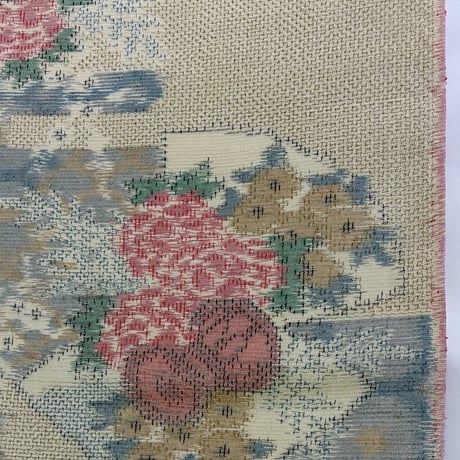 【正絹　洗い済】淡い黄色地に赤や白の草花の紬地　はぎれ　約37×50～150ｃｍ　和布　古布