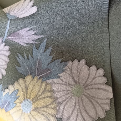 【正絹　洗い済】緑地に椿や菊など花々の生地C　約36×59ｃｍ　はぎれ　和布　古布