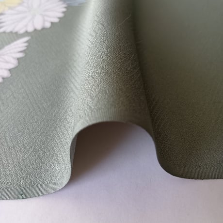 【正絹　洗い済】緑地に椿や菊など花々の生地C　約36×59ｃｍ　はぎれ　和布　古布