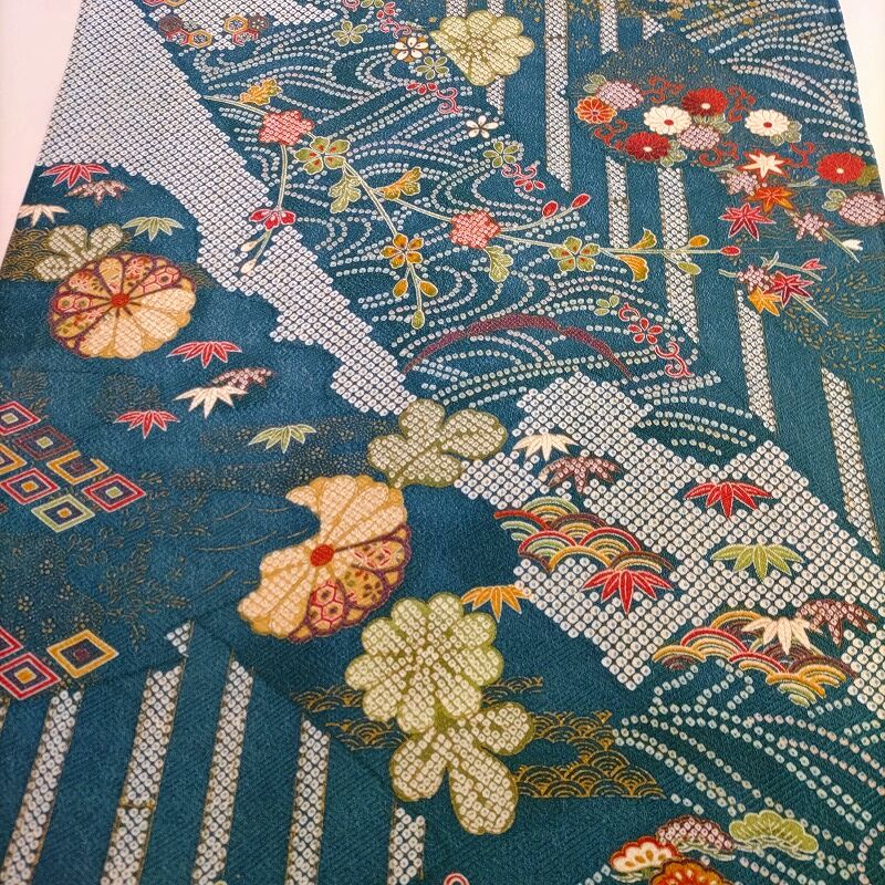 美しい地紋地に本加工 刺繍 名古屋帯 （紗綾形の地紋が入る綸子地に 