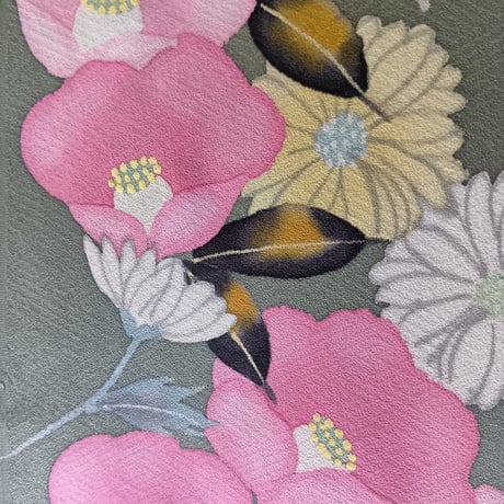 【正絹　洗い済】緑地に椿や菊など花々の生地C　約36×59ｃｍ　はぎれ　和布　古布