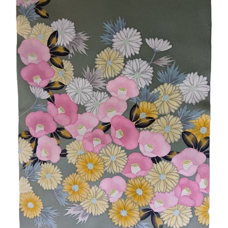 【正絹　洗い済】緑地に椿や菊など花々の生地C　約36×59ｃｍ　はぎれ　和布　古布