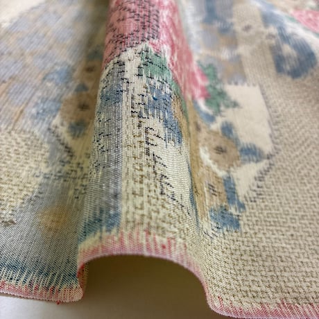 【正絹　洗い済】淡い黄色地に赤や白の草花の紬地　はぎれ　約37×50～150ｃｍ　和布　古布