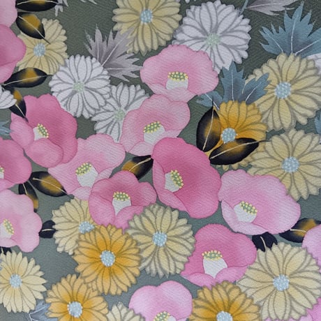 【正絹　洗い済】緑地に椿や菊など花々の生地C　約36×59ｃｍ　はぎれ　和布　古布