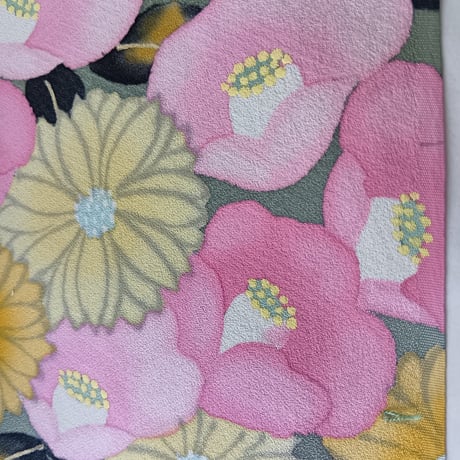 【正絹　洗い済】緑地に椿や菊など花々の生地C　約36×59ｃｍ　はぎれ　和布　古布