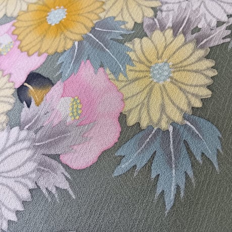 【正絹　洗い済】緑地に椿や菊など花々の生地B　約36×56ｃｍ　はぎれ　和布　古布