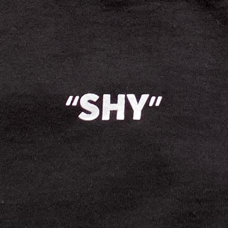 "SHY" T-Shirt（Tシャツ）