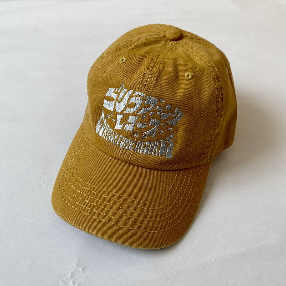 sneakerwolf氏がデザインを手掛けた6パネルキャップが現在好評