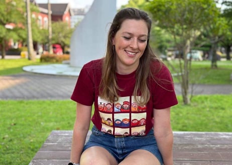 "タ・モー・アウ 〜 同じ空の下で" Tシャツ (バーガンディ) / "Under the same sky" T-shirt (Dark Red)