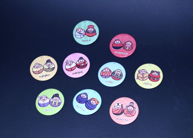 ミャンマーカップル民族缶バッジセット (9種類入り) - Myanmar