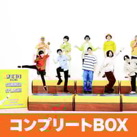 雨穴に覗かれるアクリルスタンド（夕） | オモコロストア