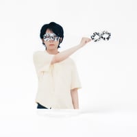 雨穴に覗かれるアクリルスタンド（夕） | オモコロストア