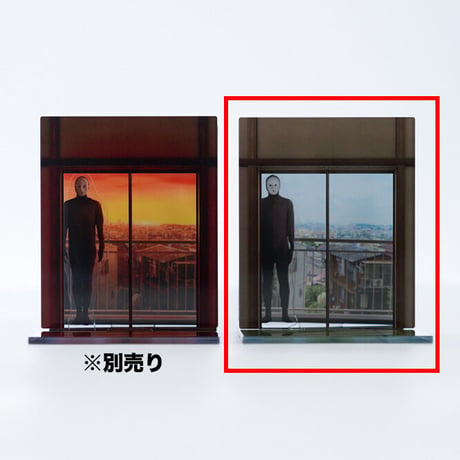 雨穴に覗かれるアクリルスタンド（昼）