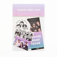 雨穴に覗かれるアクリルスタンド（昼） | オモコロストア