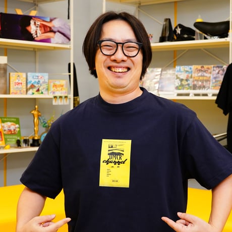 オモコロチャンネル Tシャツ（黄色いソファ）