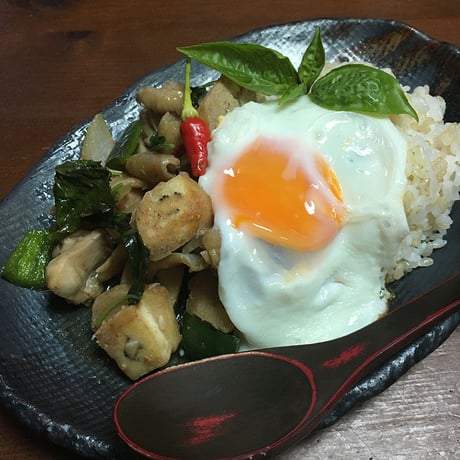 タイバジルと野菜バナナのガパオソース