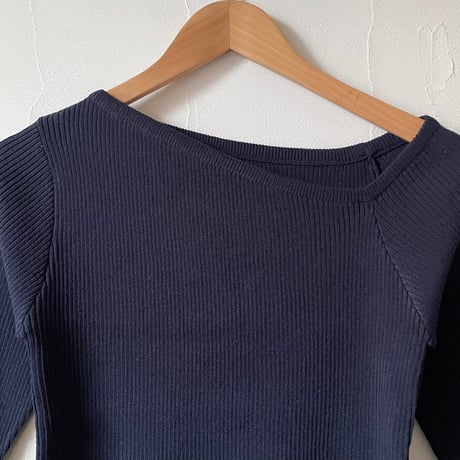 line sleeve asymmetry neck knit / navy