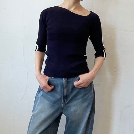 line sleeve asymmetry neck knit / navy