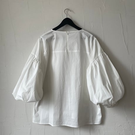 volume sleeve shirt / white