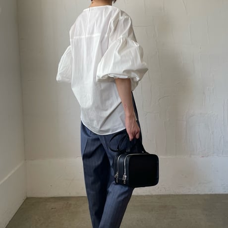 volume sleeve shirt / white