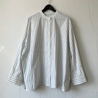 stripe stretch shirt / white × navy stripe