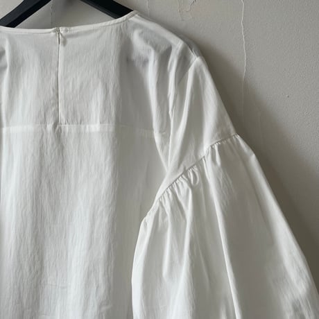 volume sleeve shirt / white