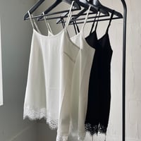【black40再入荷】lace hem asymmetry camisole / white, black
