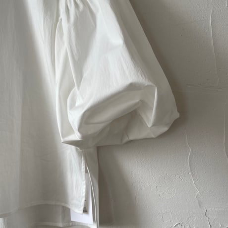 volume sleeve shirt / white