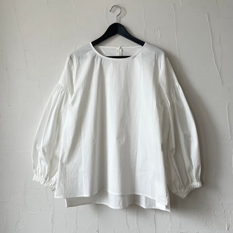 volume sleeve shirt / white