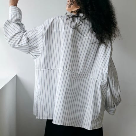 stripe stretch shirt / white × navy stripe