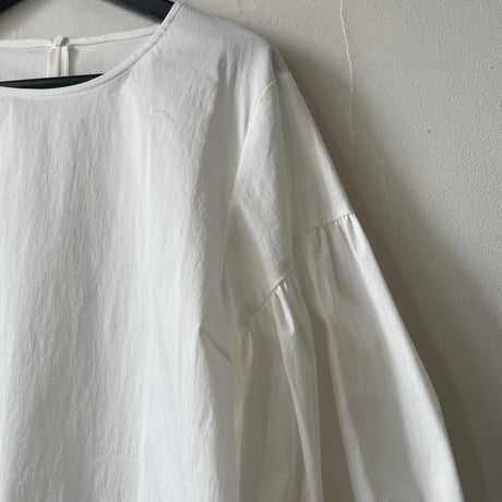 volume sleeve shirt / white