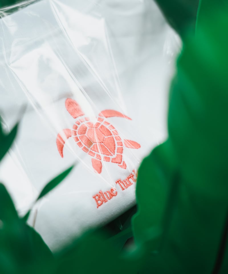 Blue Turtle Farm オリジナル白Tシャツ with ロゴ刺繍 | Blue Tu
