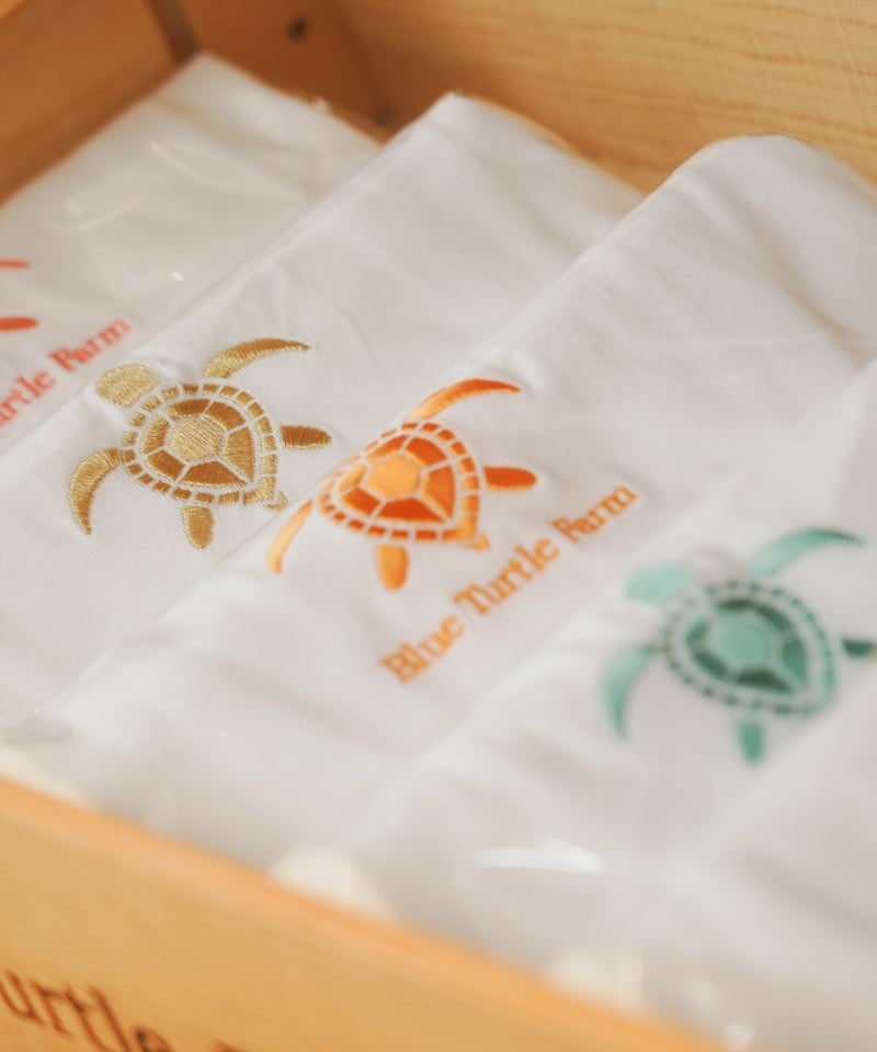 Blue Turtle Farm オリジナル白Tシャツ with ロゴ刺繍 | Blue Tu