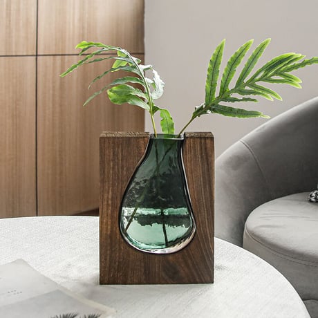 グリーンガラスの四角い花瓶