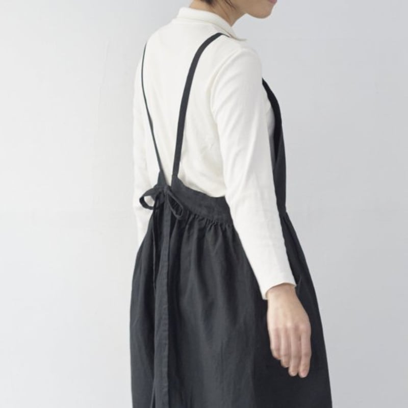 SUNNY LOCATION ワンピースエプロン コットンリネン ブラック | SALT