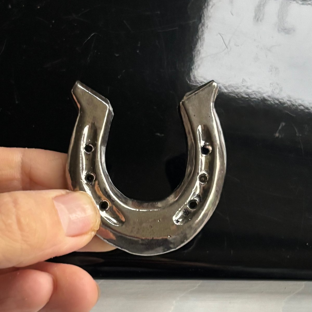 馬の蹄鉄（ていてつ）置物〜銀彩〜 | 萩焼 窯元 緑栄窯 Ryokuei