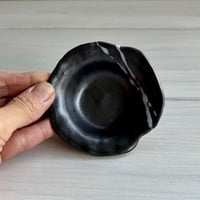 【花びら豆皿】黒釉筆滴