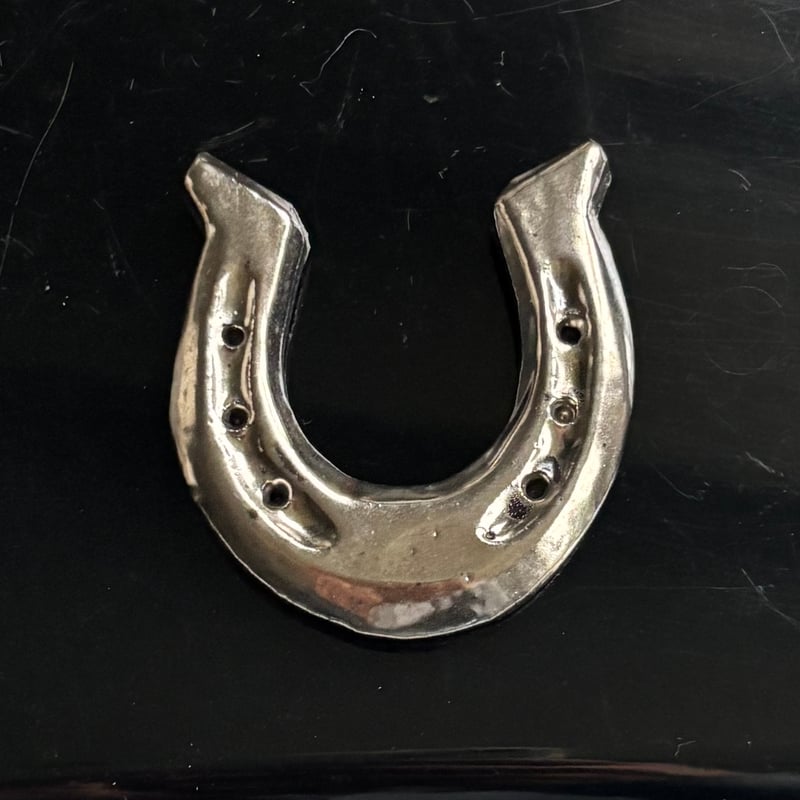 馬の蹄鉄（ていてつ）置物〜銀彩〜 | 萩焼 窯元 緑栄窯 Ryokuei