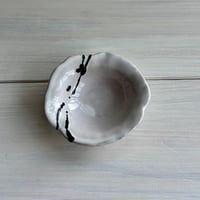 【花びら豆皿】白釉筆滴