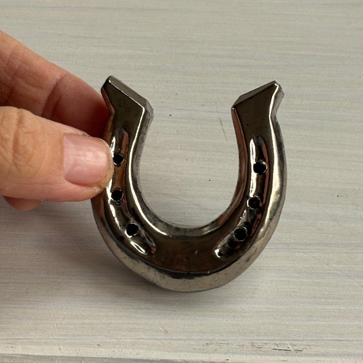 馬の蹄鉄（ていてつ）置物〜銀彩〜 | 萩焼 窯元 緑栄窯 Ryokuei