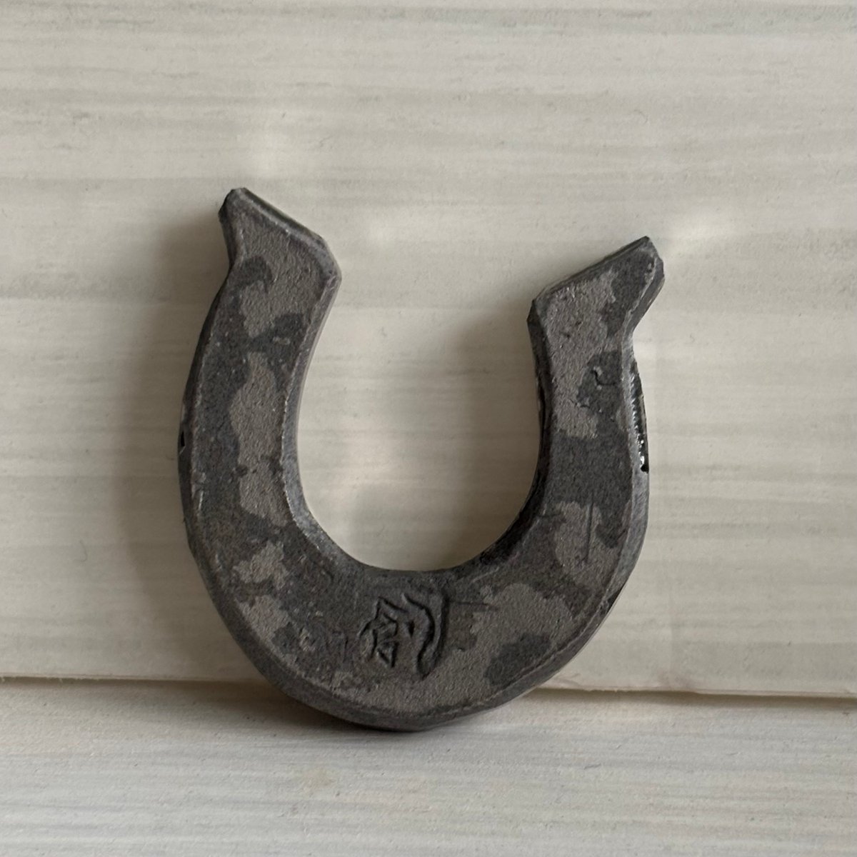 馬の蹄鉄（ていてつ）置物〜銀彩〜 | 萩焼 窯元 緑栄窯 Ryokuei