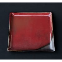四方皿（黒彩紅）