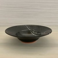 リム皿（黒釉筆滴）