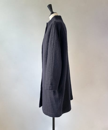 mao made　圧縮ウール デザインラグラン モックネックコート（ネイビー）